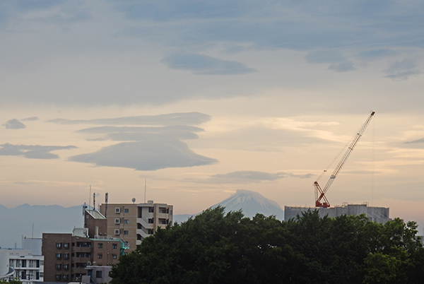 梅雨の晴れ間に富士山が・・・。東京・練馬より。