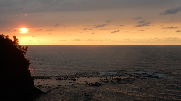 日本海に沈む夕陽。山陰本線より。お久し振り～、宜しく！