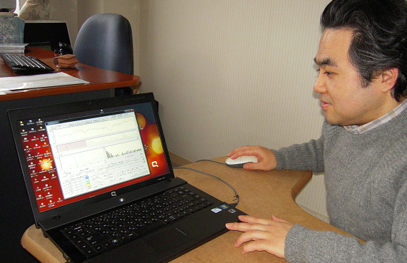 脳波解析PCソフト「パルラックス・プロ」のベータ版を操作する和田知浩。