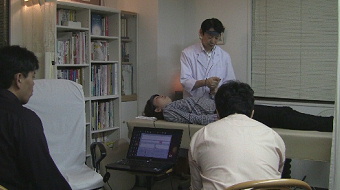 第１回ボランティア被施術者との気律脳波研究の様子。2012.7.16実施。