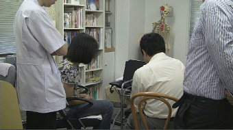 第３回ボランティア被施術者との気律脳波研究の様子。2012.7.30実施。