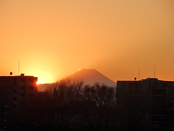 今日も一日ありがとう。富士山裾にダイヤモンドが見えた東京・練馬より～