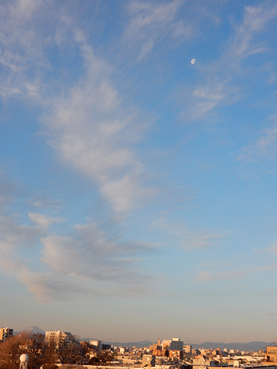 おはよー、三連休が始まったね。何する？　月と富士山と青空と雲と空気と・・・綺麗です。東京・練馬より～
